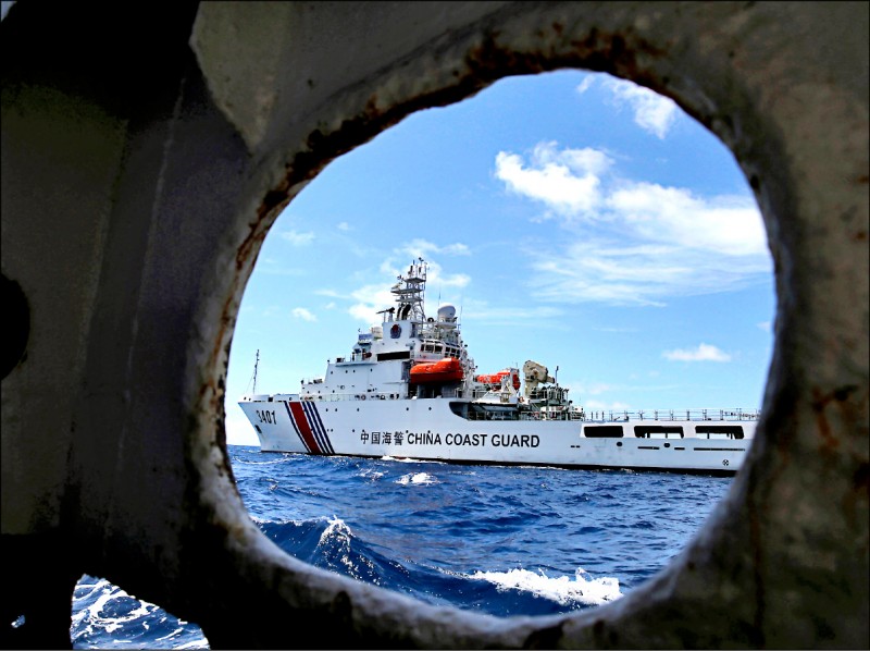 美國海軍作戰部長李察森表示，對中國海警、漁船的挑釁行為，將採取和對待中國海軍艦艇相同的遭遇準則。圖為中國海警船。（美聯社檔案照）