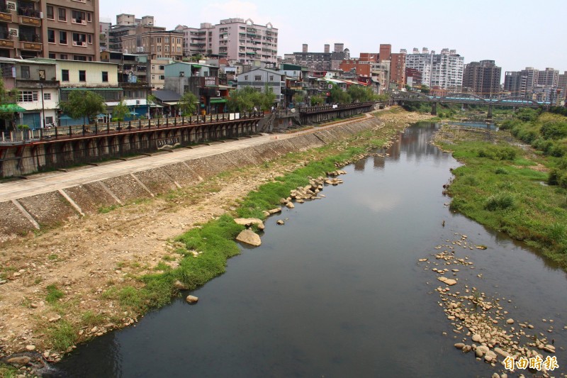 三峽河拆除攔河堰後河川匱乏、岩石裸露。（記者邱書昱攝）