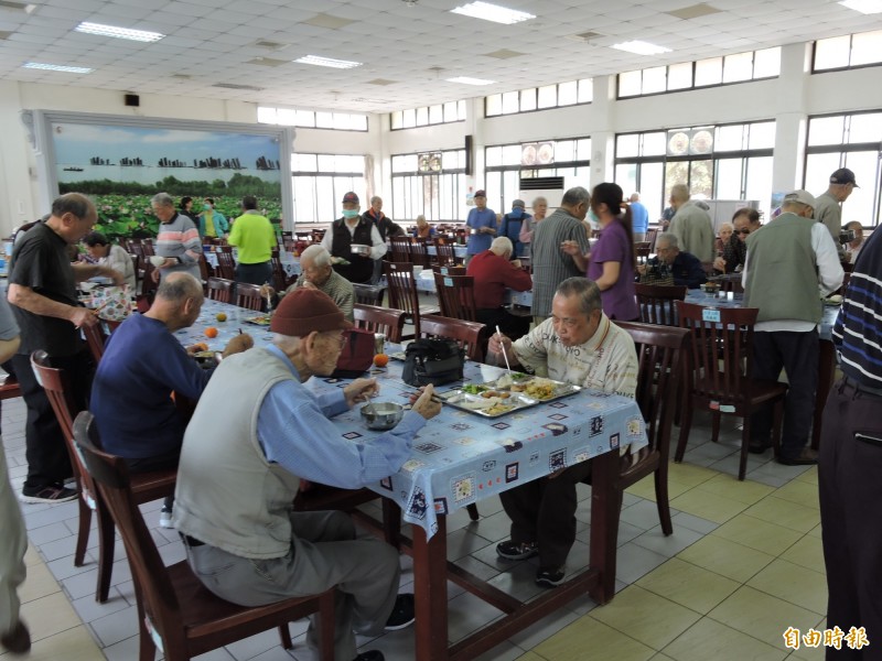 中彰榮民之家的餐廳，可容納200人一起用餐。（記者林良哲攝）