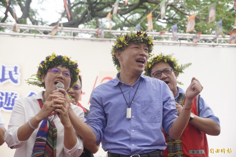 韓國瑜在今（29日）晚表示，不久前他還在為選擇哪一顆太陽左右為難，誰知這一切現在卻升級到「怎一個難字了得」的地步。但網友看完卻狂酸「怎麼可以噁心成這樣啊」。（資料照）