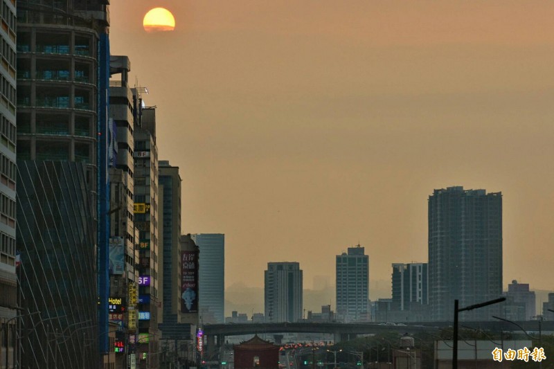 29日台北市忠孝西路有機會出現懸日，不過天公不作美，夕陽被雲層遮擋，懸日變成懸念。（即時新聞攝）