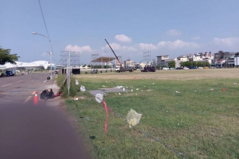 網友爆料誓師大會場地遺留不少垃圾。(圖擷自PTT) 網友爆料誓師大會場地遺留不少垃圾。(圖擷自PTT)