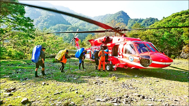 空勤總隊第三大隊第三隊出動黑鷹直升機，降落在大分山屋旁停機坪，將巡山員及搜救人員分兩梯次載下山。
（空勤總隊提供）