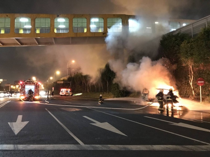 國道一號交流道口傳火燒車，廂型車遭火吞噬。（記者方志賢翻攝）