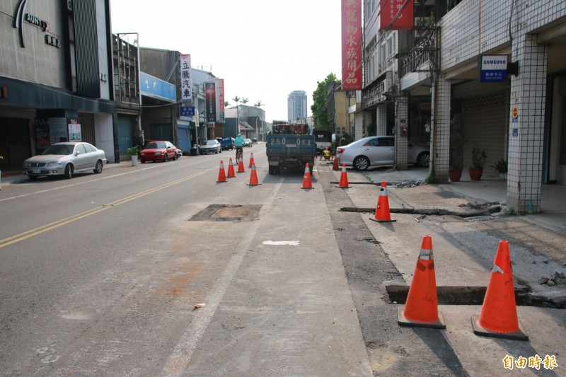 頭份民族路經常開挖馬路，長期道路不平整，引發民怨。（記者鄭名翔攝）