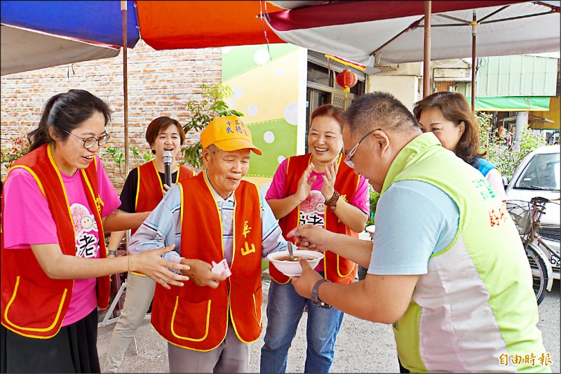 莿桐中正路老店「莿桐圓仔冰」，每賣一碗冰就捐五元。（記者詹士弘攝）