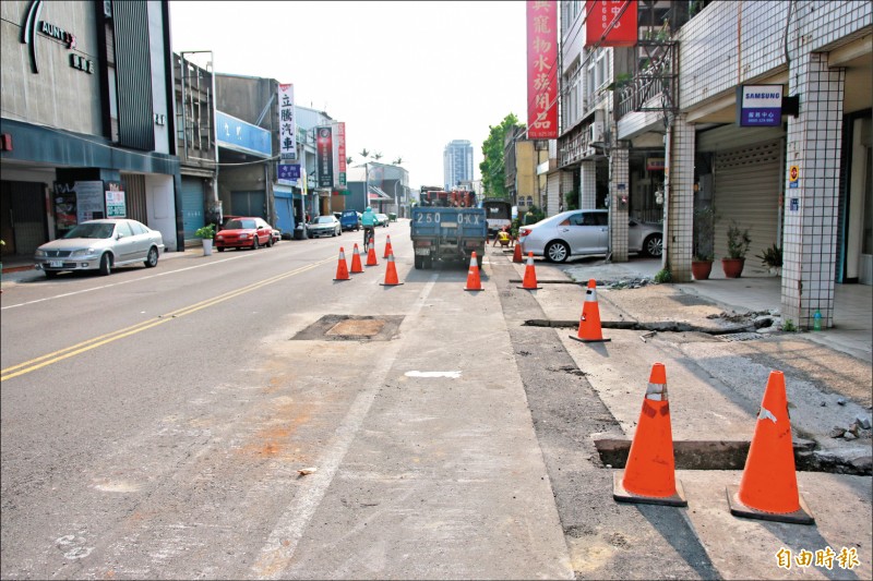 頭份市民族路到處挖管線，四處坑坑疤疤，被民眾痛批是「苗栗最爛的路」。（記者鄭名翔攝）