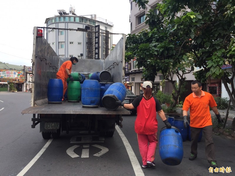 雲林垃圾今天起破袋稽查，廚餘中的骨頭、魚刺不回收。（記者詹士弘攝）