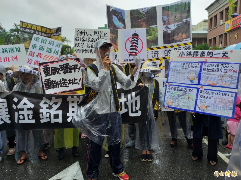 反納骨塔代表曾台安質疑，竹北市公所變更擬新建的納骨堂，面積變大車位卻變少；「地點不在第六公墓，而是在鳳崎步道入口前，與公園化無關」。（記者廖雪茹攝）