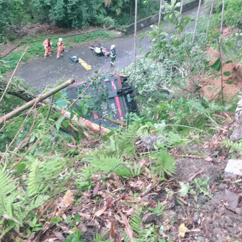 坪林區北宜公路39.5公里處發生貨車翻落意外，一台貨車從宜蘭往台北方向行駛，不明原因衝破北宜公路護欄，摔落約10公尺深的邊坡。（記者陳薏云翻攝）