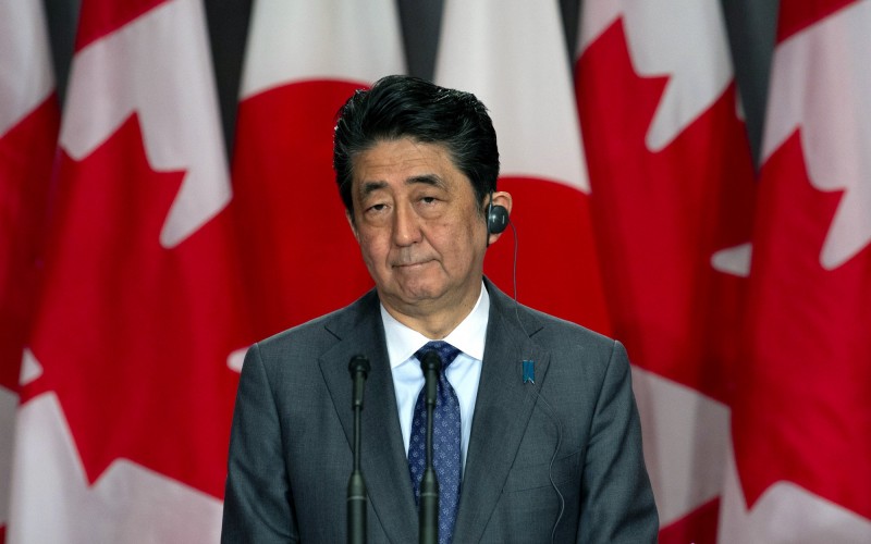 日本首相安倍晉三與新天皇德仁，在和平憲法上立場不同。（資料照，美聯社）