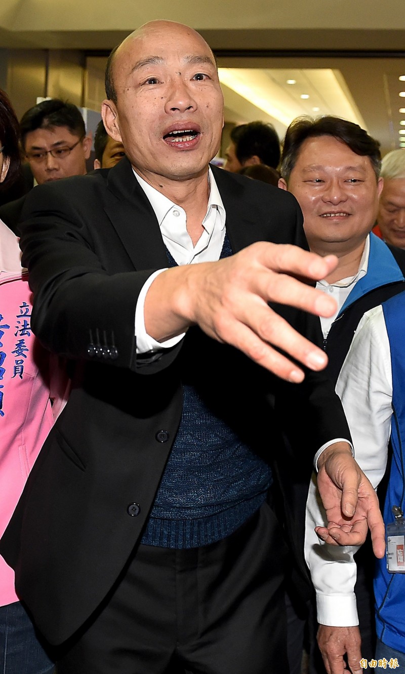 范世平感嘆「韓國瑜可聰明了」,如果最後韓民調第一,當然就黃袍加身,但他沒有參加黨內初選,沒有背棄高雄市民,是「被迫」成為總統候選人;如果他不是民調第一,韓粉肯定叫他脫黨參選,他反正沒參加黨內初選,脫黨參選不算是輸不起。(資料照) 范世平感嘆「韓國瑜可聰明了」,如果最後韓民調第一,當然就黃袍加身,但他沒有參加黨內初選,沒有背棄高雄市民,是「被迫」成為總統候選人;如果他不是民調第一,韓粉肯定叫他脫黨參選,他反正沒參加黨內初選,脫黨參選不算是輸不起。(資料照)