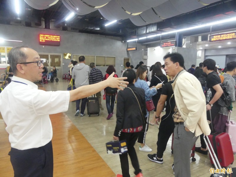 延續前一天人氣，金門小三通碼頭湧入大量旅客，移民署國境隊人員在場維持秩序。（記者吳正庭攝）