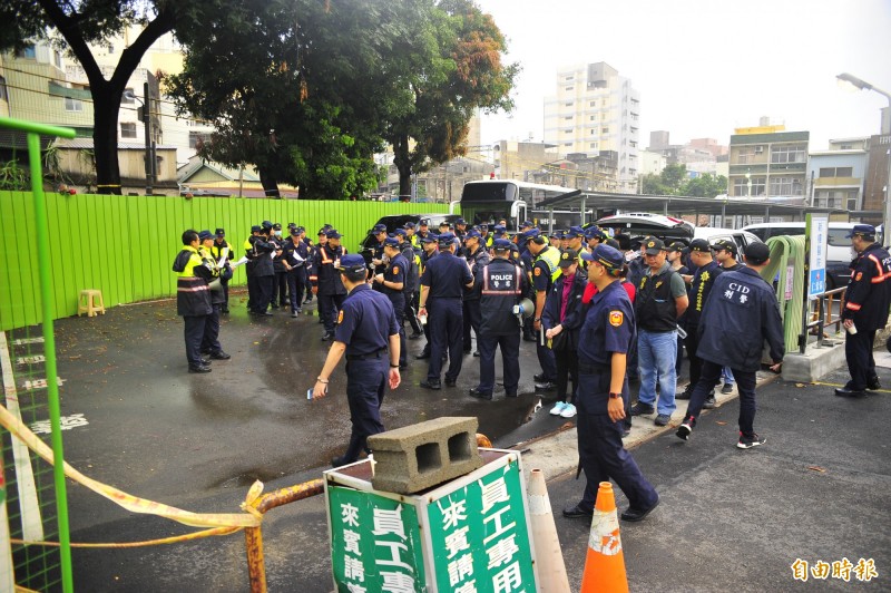 警方在上午6時許陸續集結。（記者王捷攝）