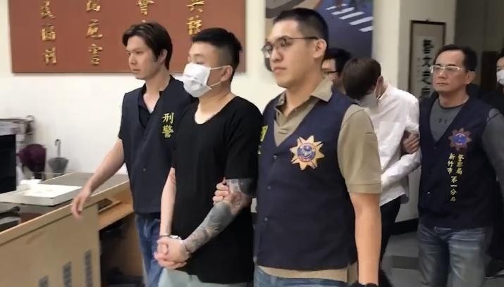 警方持搜索票、拘票直搗黃龍，將楊男與旗下小弟檢肅到案，起獲電擊槍3把。（記者王駿杰翻攝）