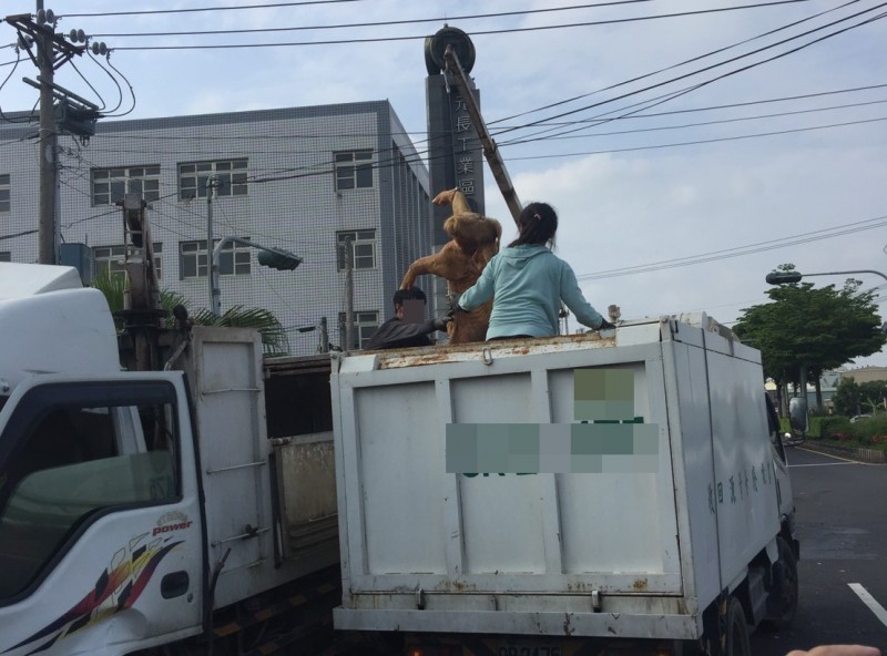 發生事故的動物屍體清運車將車上的豬屍吊搬到另一部清運車上。（民眾提供）