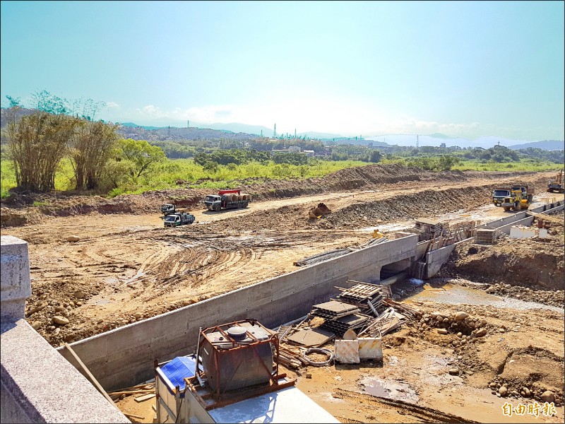 縣府水利處在西湖溪銅鑼鄉竹森村段堤防工程，落實生態檢核作業。（記者彭健禮攝）
