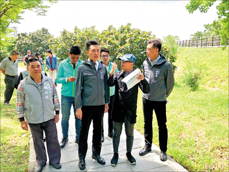 市府昨宣布啟動紅樹林公園景觀再造工程，市長林智堅（中）率員實地勘查。（記者王駿杰攝）