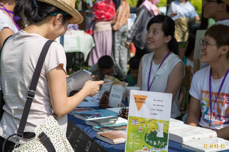 竹北新瓦屋或者書店慶祝2歲生日，11日午后特別舉辦了一場二手曬書市集，請來了新竹區的獨立書店和手作達人，分享他們的私藏書單，邀請民眾一同來逛曬書、曬心情！ （或者書店提供）