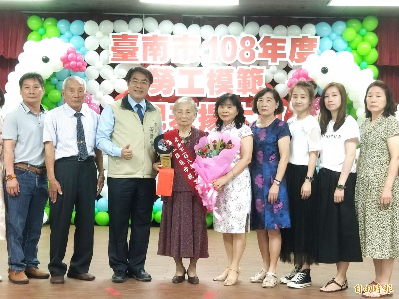 市長黃偉哲（左三）頒獎表揚勞工模範母親。（記者吳俊鋒攝）