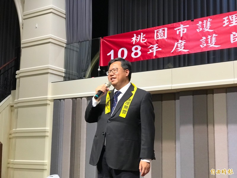 桃園市長鄭文燦披上黃絲帶，聲援台北護理之家遭訴護理師。（記者許倬勛攝）