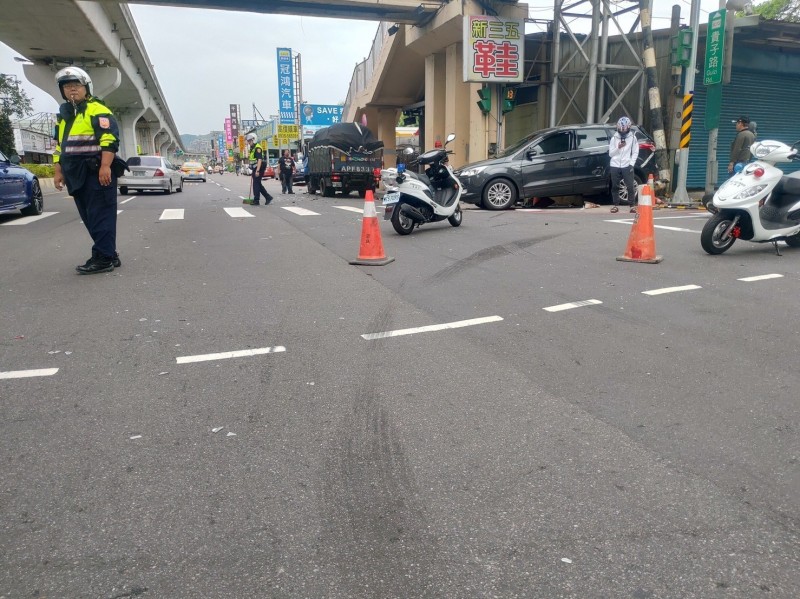 泰山新北大道今天上午發生2輛車碰撞事故，波及騎士及行人，造成6人受。（記者王宣晴翻攝）
