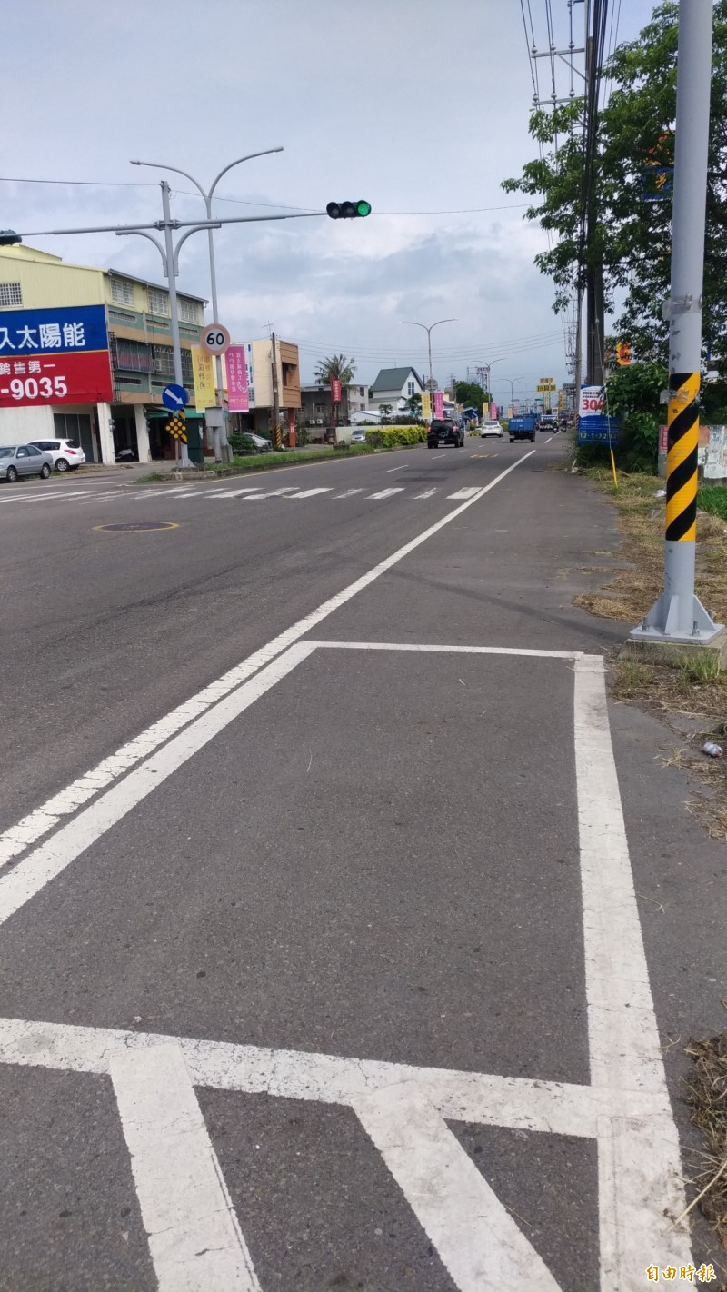 小心不是有格子就能停車，機車停等區的格子就不能停車。（記者廖淑玲攝）