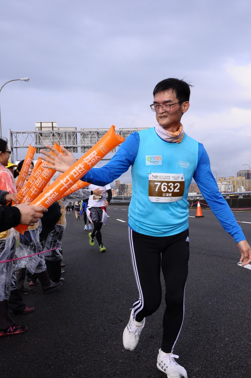 古鴻燮參與臉部平權馬拉松，完成10公里路程。（陽光基金會提供）
