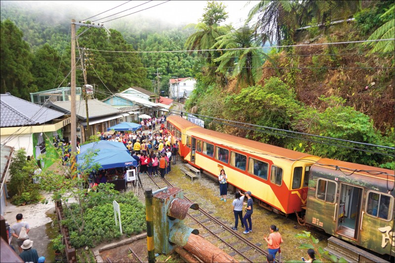阿里山鄉最近發生兩起打獵子彈損壞電纜線造成停電事故，其中十字村兩次都受到影響。圖為位於十字村的林鐵十字路站。（資料照）