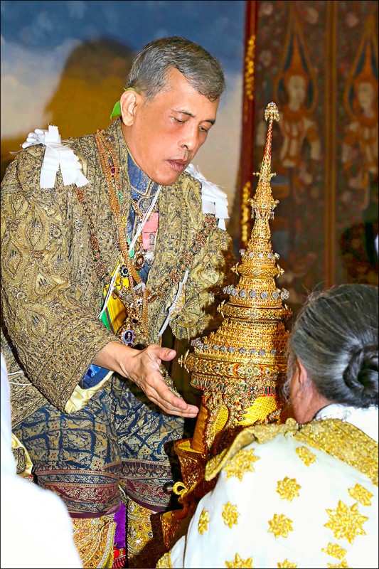泰王拉瑪十世加冕從人轉為神- 國際- 自由時報電子報