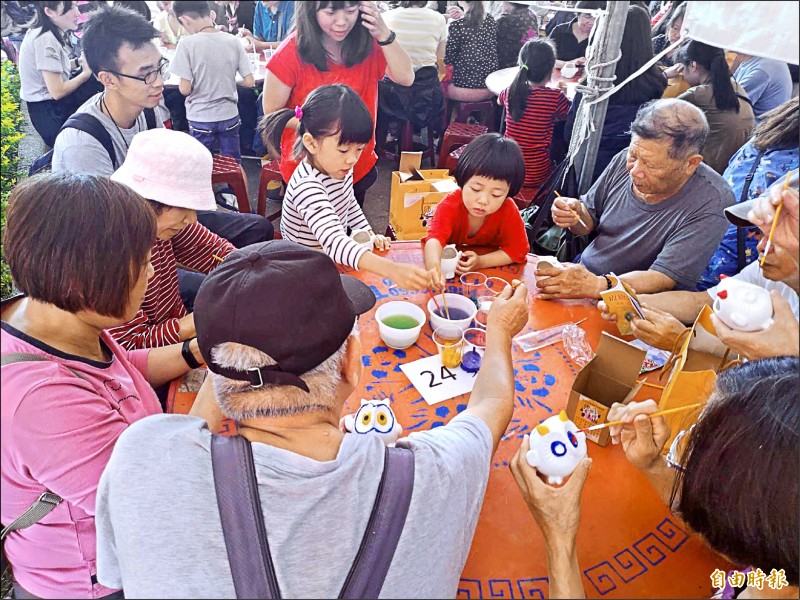 公館藝術文化節，千人彩繪樂陶陶。（記者蔡政珉攝）