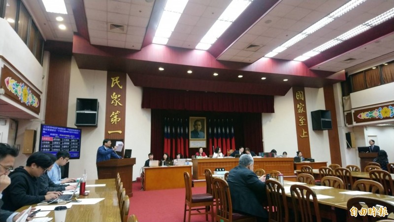 國民黨立委今日在立法院財政委員會引用前總統陳水扁新書討黨產是「清算鬥爭」說法,質疑黨產會追討國民黨不當黨產;對此,黨產會主委林峯正強調,不當黨產條例在扁政府執政時研議及討論,扁現在講法和當總統做法完全不同,「我非常擔憂他的健康!」(記者陳鈺馥攝) 國民黨立委今日在立法院財政委員會引用前總統陳水扁新書討黨產是「清算鬥爭」說法,質疑黨產會追討國民黨不當黨產;對此,黨產會主委林峯正強調,不當黨產條例在扁政府執政時研議及討論,扁現在講法和當總統做法完全不同,「我非常擔憂他的健康!」(記者陳鈺馥攝)
