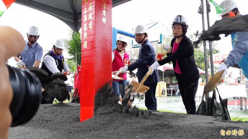 寶桑國中活動中心今由台東縣長饒慶鈴(右)、立委劉櫂豪(右2)共同動土。(記者黃明堂攝) 寶桑國中活動中心今由台東縣長饒慶鈴(右)、立委劉櫂豪(右2)共同動土。(記者黃明堂攝)