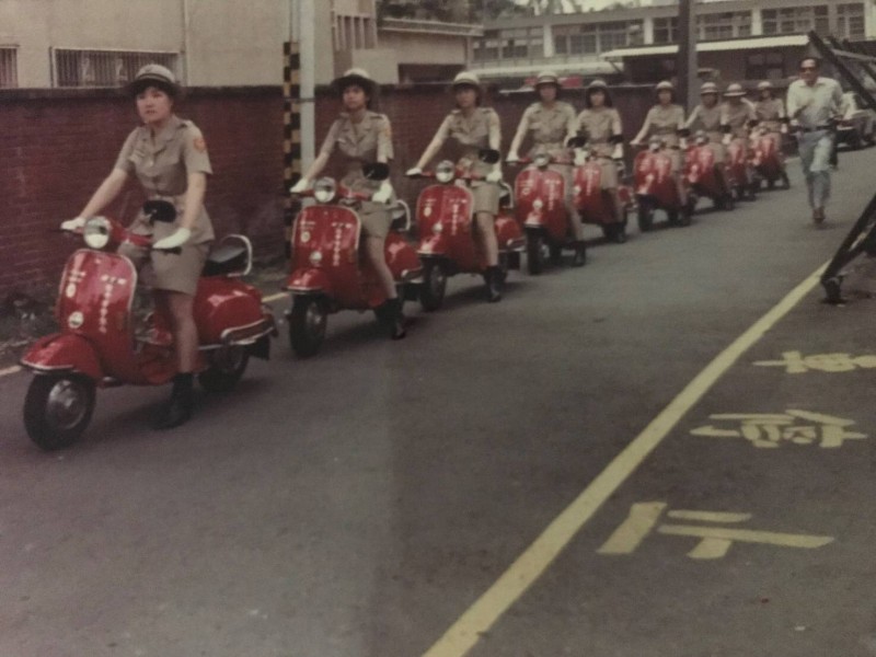 民國70年代，台中市第一代女交警騎的是紅色偉士牌機車（柯員在圖中首位）。（記者許國楨翻攝）