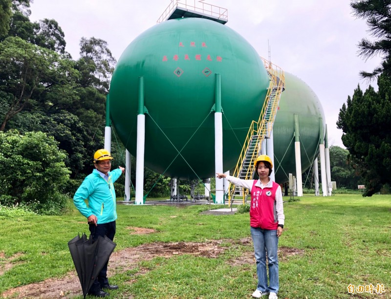 新竹市每年天然氣漏氣竟超過270萬度！市議員李妍慧（粉紅外套者）和曾資程（淺綠色外套者）除要求瓦管處能提出汰換老舊管線計劃，也要求應遷移十八尖山山腳下的兩顆大型儲氣槽。（記者洪美秀攝）