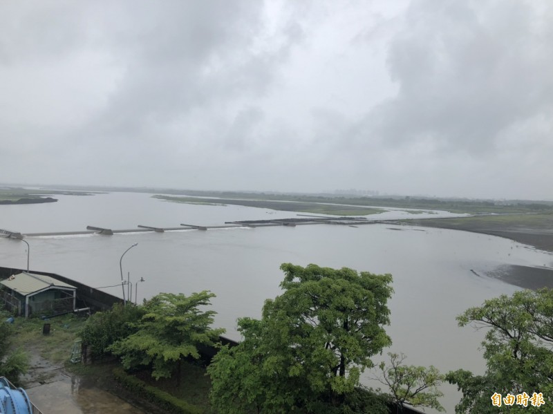 高市水情今晚轉為正常藍燈。 （記者陳文嬋攝）