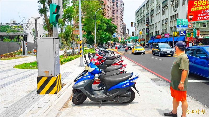 南門市場附近已有停車場，但機車在人行道上違停嚴重。（記者魏瑾筠攝）