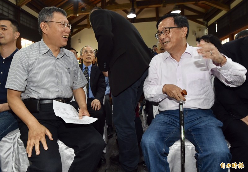 前總統陳水扁5日在台北市長官邸舉辦《堅持—陳水扁口述歷史回憶錄》新書發表會，台北市長柯文哲（左）等出席。（資料照）