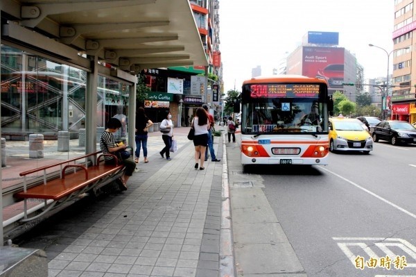 北市公車司機持刀與人發生行車糾紛，公運處僅罰業者9000元，議員要求重啟調查。（資料照）