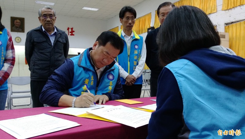 國民黨基隆市立委選舉黨內初選作業6日展開，國民黨基隆市黨部主委黃希賢今天下午1時30分完成登記，黃希賢同時向黨中央請假，投入黨內初選作業。（記者俞肇福攝）