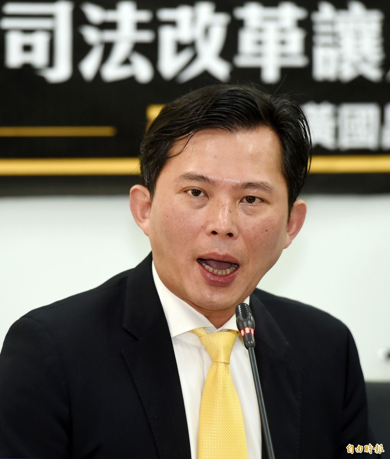 時代力量高雄市議員黃捷日前就「自經區」議題詢問高雄市長韓國瑜，不過韓卻頻頻跳針「發大財」，黃忍不住「白眼」以對。對此，今有藍委嗆黃捷多做「homework」，只會翻白眼是不夠的。對此，時力立委、「戰神」黃國昌稍早也在臉書嗆聲「隨時候教」。（資料照）