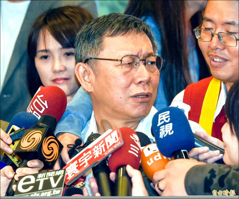 針對選舉無效訴訟週五將宣判，外傳敗訴就會宣布選總統，台北市長柯文哲昨一臉驚訝說，「奇怪，我怎麼不曉得？」。（記者黃耀徵攝）