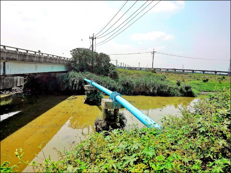 往來下營、麻豆的南59線黑橋，因橋樑安全有疑慮，且阻礙水流，20日起改建，全線封閉。（南市工務局提供）