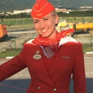 俄羅斯航空空姐卡薩特金娜（Tatyana Kasatkina）緊急用腳踹多位乘客，救了他們及自己的性命。（圖擷取自推特） 