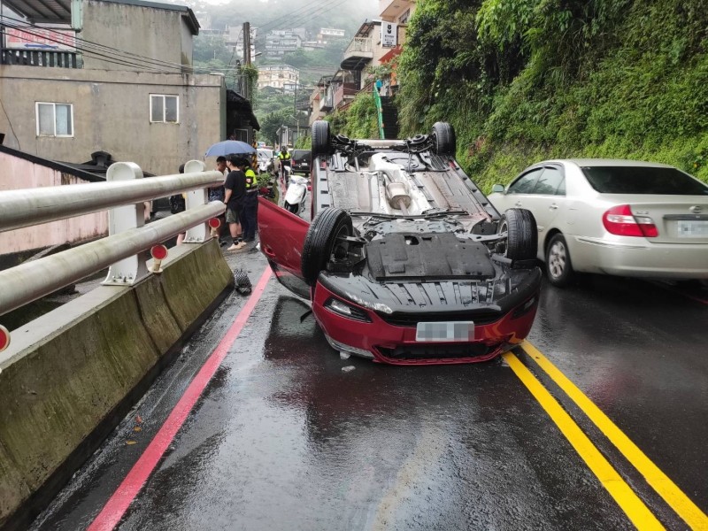 森本男一行人下山時不慎撞上護欄，車輛翻覆。（記者吳昇儒翻攝）