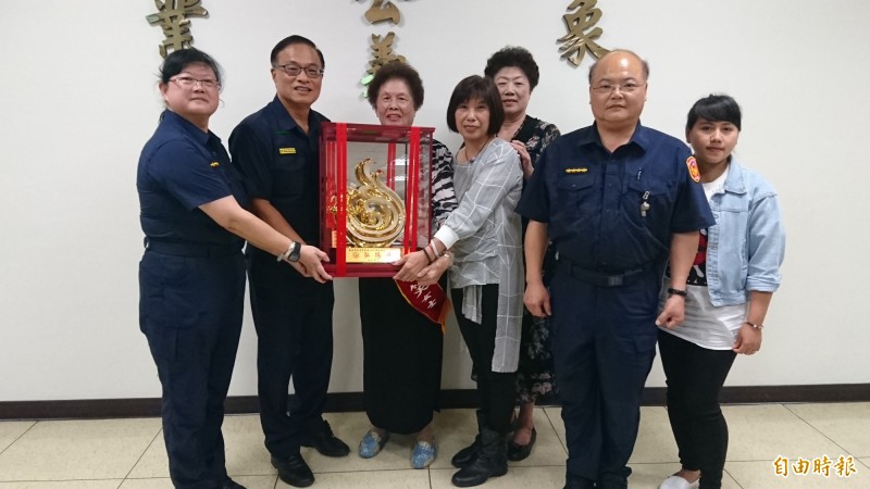 88歲江游笑（左三）代表台南市警局獲選全國警察模範母親。（記者楊金城攝）