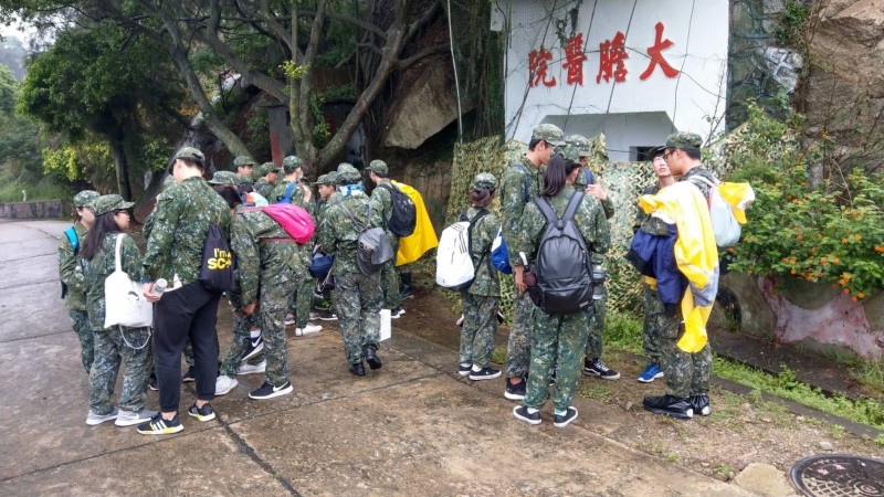 金門青少年大作戰「勇闖大膽島」啟動，登島學員展開實境解謎遊戲。（金門縣政府提供）