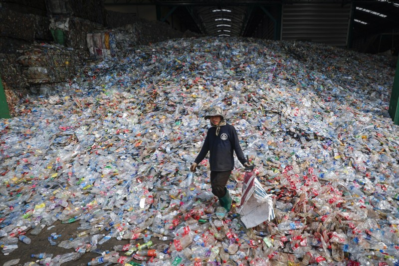 全球海洋中的塑膠廢棄物污染，造成約2.5兆美元（約新台幣77.3兆元）的損失，美國伯克利國家實驗室 （Berkeley Lab）合成出100％可回收塑膠，可能扭轉這個局面。（歐新社）