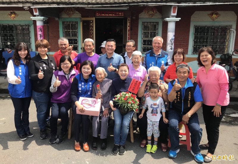 高齡107歲的人瑞阿嬤廖蔡愛還能幫孫子帶曾孫，健康長壽最讓人稱羨。（記者廖淑玲攝）