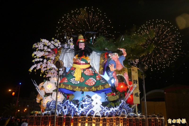 日本岩手縣盛岡市以百年「盛岡山車祭」聞名，因與花蓮縣建立長達17年友誼，期間3度來台，將豪華絢爛的迎神祭典山車移師花蓮遊行。（記者王峻祺攝）